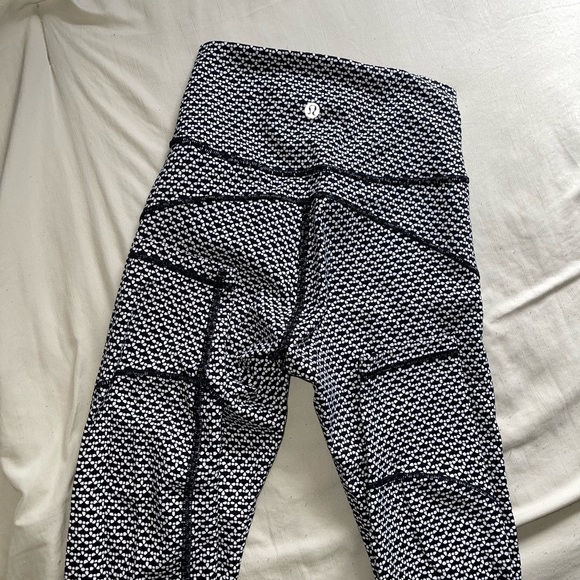 Lululemon leggings size 2 - Picture 4 of 6
